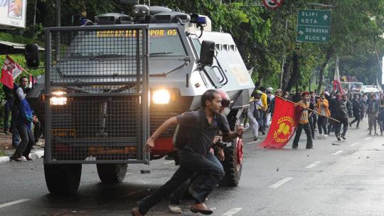 Bentrok demonstran vs polisi di DPR