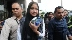 Istri Gubernur Aceh nonaktif Irwandi Yusuf, Darwati Agani seusai pemeriksaan di Gedung KPK, Jakarta, Selasa (31/7). Dalam pemeriksaan kali ini, Darwati diperiksa untuk tersangka perantara suap Irwandi, Teuku Syaiful Bahri. (Merdeka.com/Dwi Narwoko)