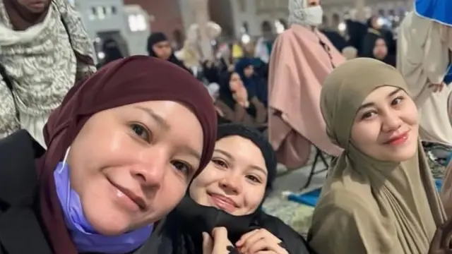 Alyssa Daguise saat Umrah bartemu Aaliyah Massaid. [@aaliyah.massaid]