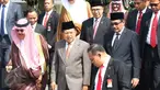 Wapres Jusuf Kalla saat mengantar rombongan Raja Arab Saudi Salman bin Abdulaziz al Saud yang bertelok ke Brunei di Bandara Halim Perdanakusuma, Jakarta, Sabtu (4/3). (Liputan6.com/Angga Yuniar)