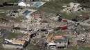 Warga mulai membersihkan puing-puing setelah tornado menerjang Lebanon, Tennessee, Amerika Serikat, Selasa (3/3/2020). Puluhan ribu rumah kini tanpa listrik akibat tornado yang menerjang Tennessee. (AP Photo/Mark Humphrey)