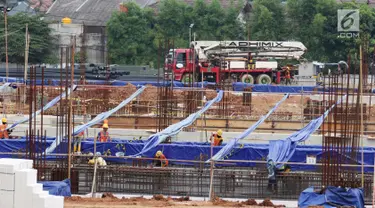 Pekerja tengah menyelesaikan pembangunan depo MRT Lebak Bulus, Jakarta, Senin (19/6). PT Mass Rapid Transit (MRT) Jakarta, akan membangun apartemen di lokasi Depo MRT Lebak Bulus, Jakarta Selatan. (Liputan6.com/Angga Yuniar)