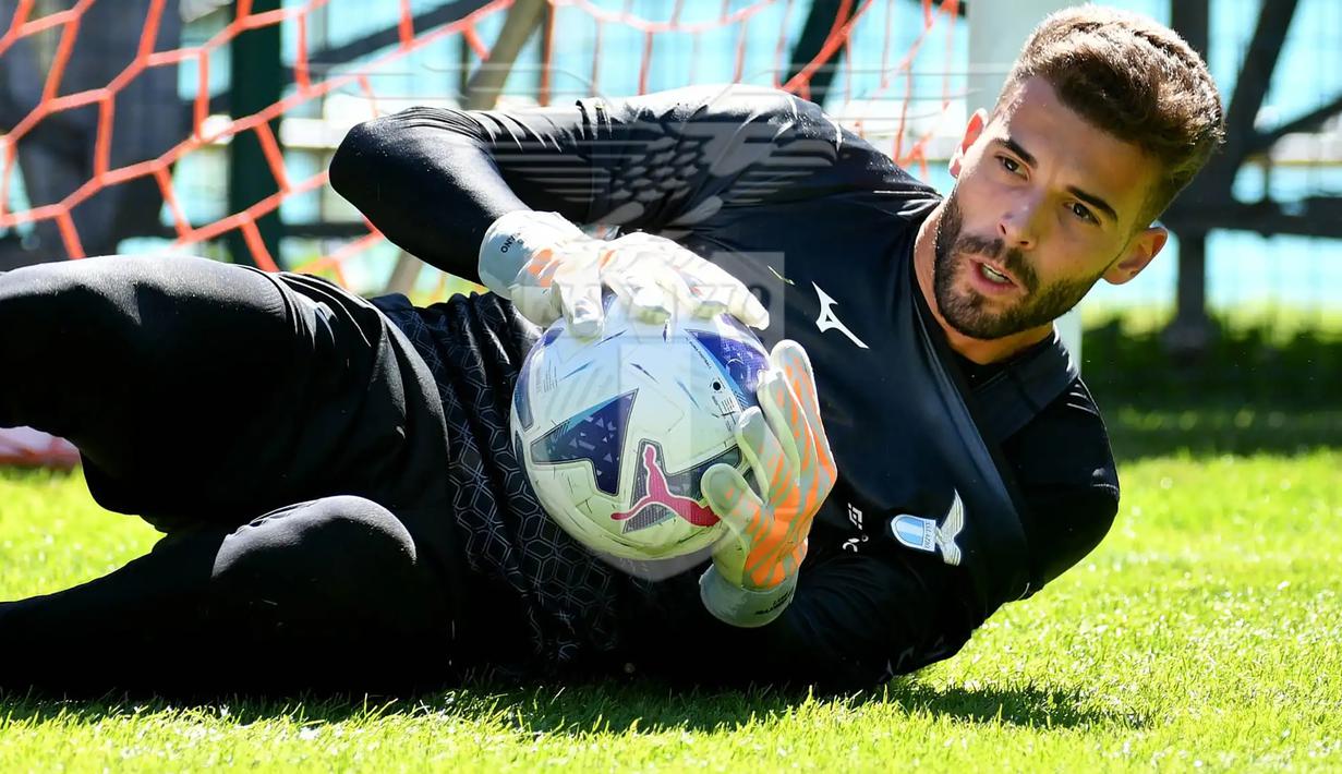 Luis Maximiano. Kiper Portugal berusia 23 tahun ini baru saja didatangkan Lazio dari Granada pada bursa transfer musim panas 2022/2023. Ia diikat kontrak Lazio hingga Juni 2027 dengan nilai transfer 10,1 juta euro atau setara Rp154 miliar. Semusim membela Granada ia total tampil dalam 35 laga di semua ajang dengan torehan 8 kali clean sheet dan kebobolan 55 gol.(twitter.com/official_sslazio)