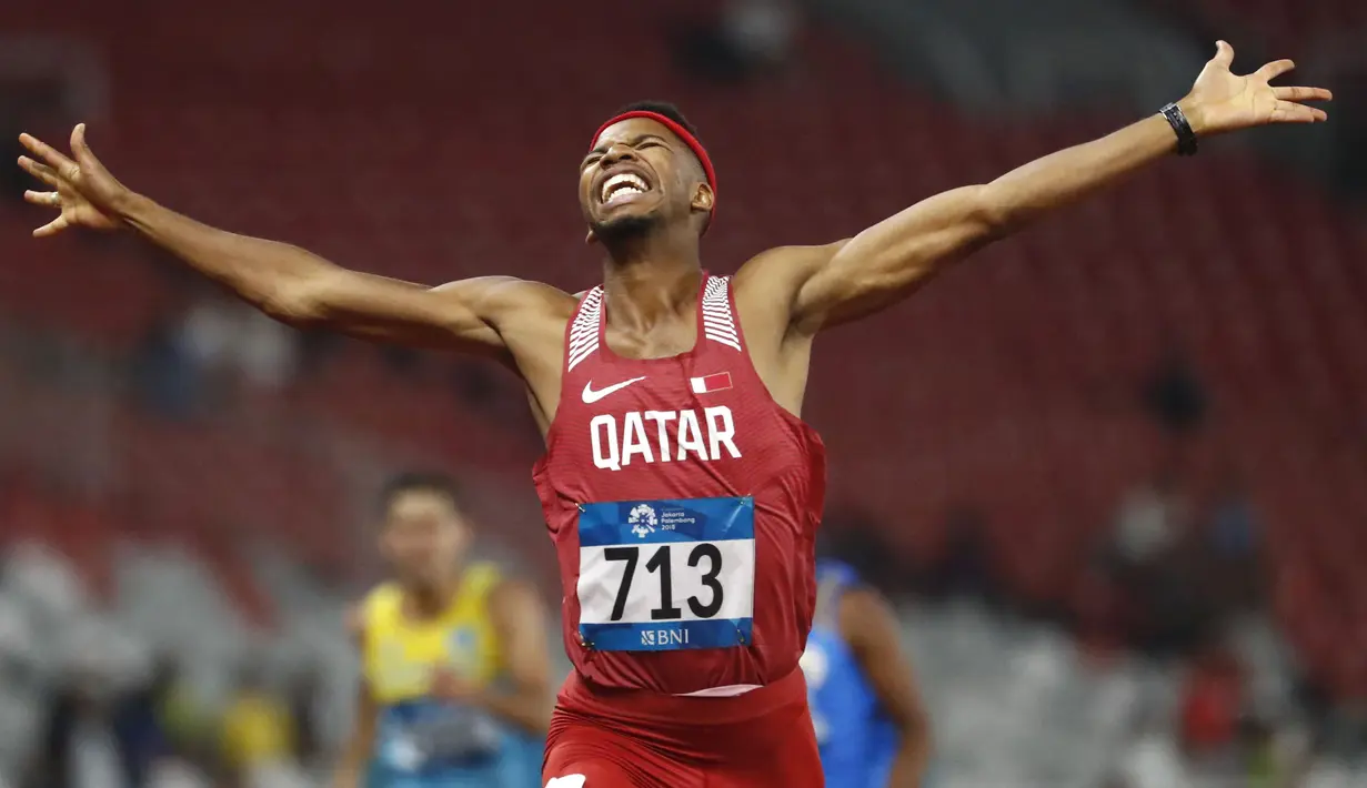 Pelari Qatar, Abderrahman Samba, melakukan selebrasi usai menjuarai balap lari nomor 400m Asian Games di SUGBK, Jakarta, Senin (27/8/2018). (AP/Bernat Armangue)