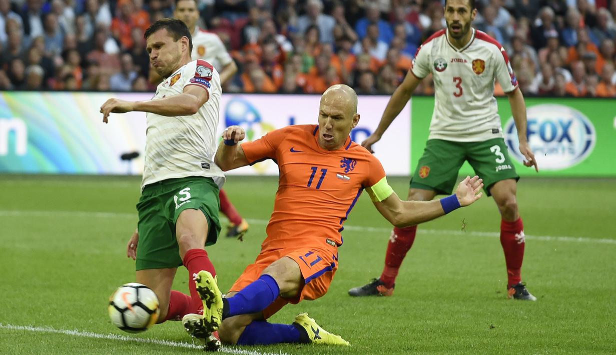 Pemain Belanda, Arjen Robben (tengah) mencetak gol saat melawan Bulgaria pada laga grup A kualifikasi Piala Dunia 2018 di Amsterdam, (3/9/2017). Belanda menang 3-1. (AFP/John Thys)
