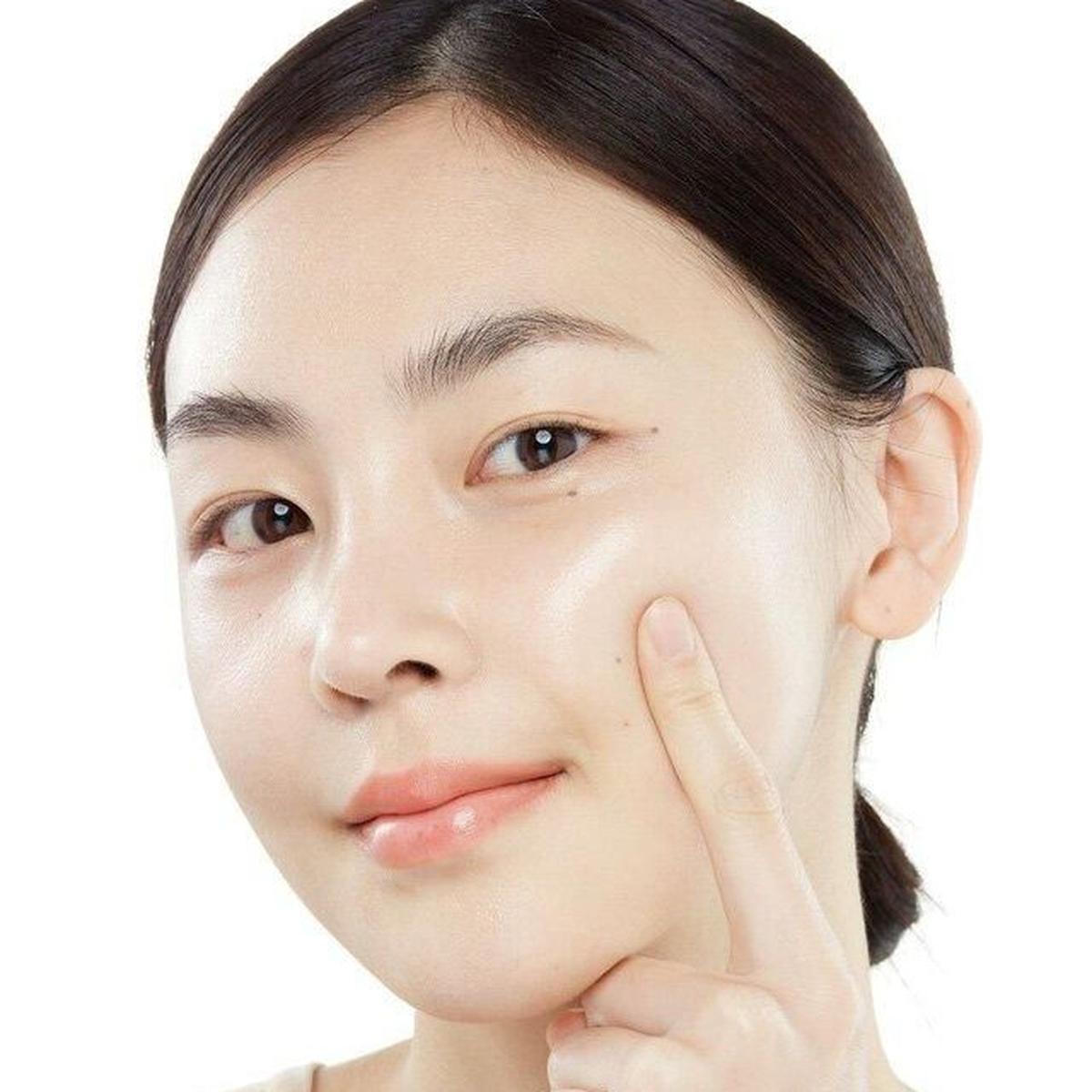 Ilustrasi Wanita Menggunakan Hydrating Lotion di Wajah (©Pinterest)