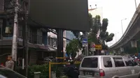 Papan iklan yang menayangkan video mesum di Jakarta Selatan diberi garis polisi. (Liputan6.com/FX Richo Pramono)