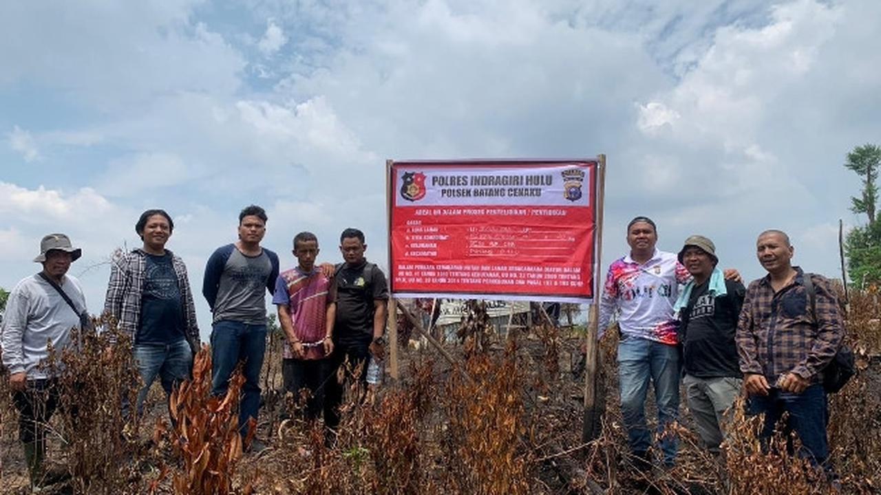 Polisi bersama tersangka pembakar lahan di Kabupaten Indragiri Hulu.