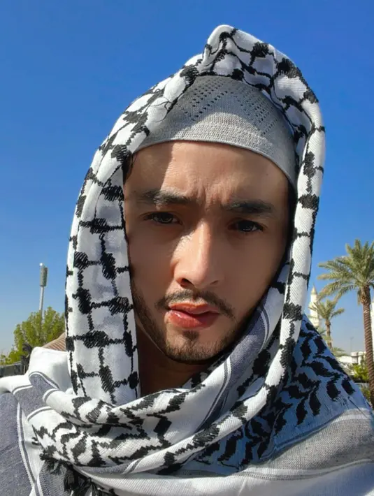 "Alhamdulillah yaa Allah hamba ke sini bawa orang yg tersayang. Smuah berkat my Boss @raffinagita1717 makasih banyak my Boss atas segala nya.Aku bisa ibadah di sini smuah berkat my bos,"  tulis Sensen.(Instagram/sensen_ahmad)