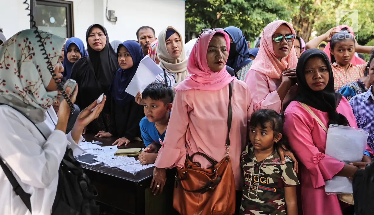 Sejumlah ibu dan anak menunggu panggilan untuk pembuatan Kartu Identitas Anak (KIA) di Pondok Aren, Tangerang Selatan, Jumat (16/11). Pembuatan KIA ini dalam rangka HUT ke-10 Kota Tangerang Selatan. (Liputan6.com/Fery Pradolo)