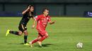 Pemain Persija Jakarta, Riko Simanjuntak, menggiring bola saat melawan Dewa United pada laga BRI Liga 1 di Stadion Indomilk Arena, Tangerang, Senin (10/4/2023). Persija menang dengan skor 1-0. (Bola.com/M Iqbal Ichsan)