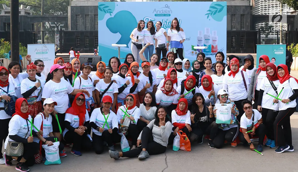 Koreografer Evelinn Kurniadi bersama aktris Devi Lanni dan Andalan Feminine Care Brand Talent Sonya Pandarmawan foto bersama para peserta saat mengisi acara bertajuk Andalan Freshtival Special Kartini Day di kawasan Senayan, Jakarta, Minggu (21/4). (Liputan6.com/ImmanuelAntonius)