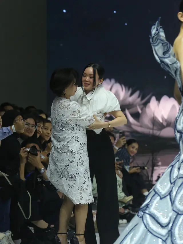 6 Potret Koleksi “Nyonya” Karya Monica Ivena di JFW 2025, Sebuah Penghargaan untuk Pengorbanan dan Kekuatan Para Ibu