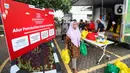Warga usai membeli paket sembako di Bazar Ramadan Sembako Murah LRT Jakarta di Jakarta Utara, Senin (25/3/2024). (Liputan6.com/Angga Yuniar)