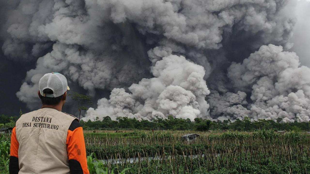 FOTO: Dahsyatnya Aliran Piroklastik Gunung Semeru di Tengah Status Awas