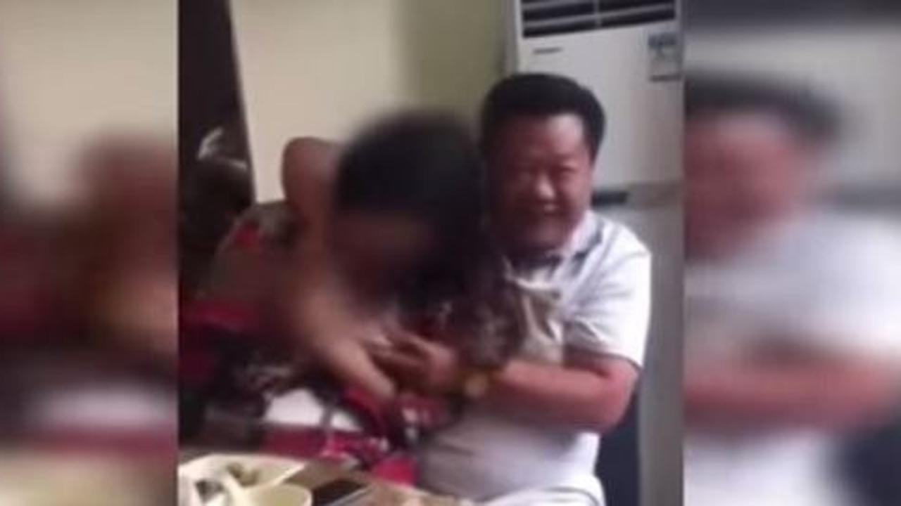 Pejabat China telanjangi perempuan di restoran
