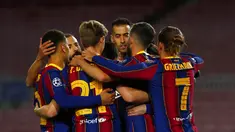 Pemain Barcelona Lionel Messi merayakan bersama rekan satu timnya usai mencetak gol ke gawang Dynamo Kyiv pada pertandingan Grup G Liga Champions di Camp Nou, Barcelona, Spanyol, Rabu (4/11/2020). Barcelona menang 2-1. (AP Photo/Joan Monfort)