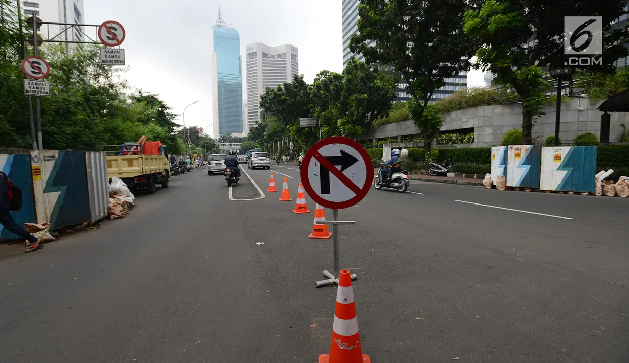 Traffic cone dipasang saat uji coba sistem satu arah di kawasan Dukuh Bawah atau sekitar Landmark Setiabudi, Jakarta, Rabu (13/2). Dishub DKI menguji coba sistem satu arah dari Sudirman ke Dukuh Bawah hingga 26 Februari 2019. (Merdeka.com/Imam Buhori)