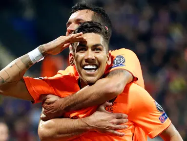 Pemain Liverpool, Roberto Firmino (depan) dan Dejan Lovren merayakan gol ke gawang Maribor dalam lanjutan fase Grup E Liga Champions di Stadion Ljudski Maribor, Selasa (17/10). Dua gol Firmino mewarnai kemenangan telak Liverpool, 7-0. (AP/Darko Bandic)