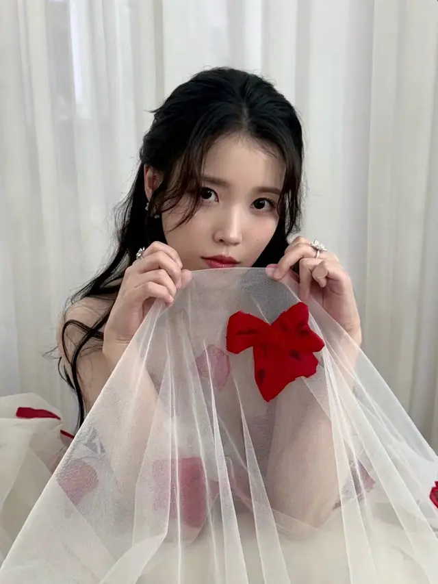 IU saat Hadir APAN Star Awards 2025 bak pengantin. [@dlwlrma]