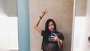 Inilah potret lawas mirror selfie Maudy Ayunda sebelum menikah, jika dibandingkan tak ada bedanya. Inner child Maudy Ayunda terlihat jelas lewat pose selfie ini. (Liputan6.com/IG/@maudyayunda).