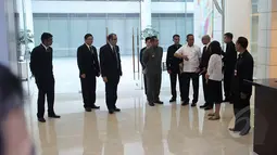 Kedatangan Menhan Ryamizard Ryacudu disambut oleh Dubes Singapura, Jakarta, Kamis (26/3/2015). Kedatangan Ryamizard untuk mengucapkan bela sungkawa atas kepergian mantan Perdana Menteri Singapura Lee Kuan Yew.(Liputan6.com/Johan Tallo)