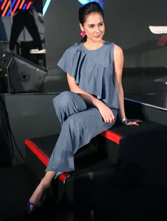 "Yang aku banget sehari-hari yang nyaman karena banyak aktivitas. Kalau biasa enggak ada kerjaan, pakai celana pendek, kaos, dan sneakersnya. Di mix kombinasi dengan sneakers jadi agak tomboy," kata Pevita Pearce. (Nurwahyunan/Bintang.com)