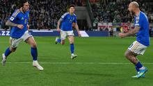 Rekan setim berlari ke arah Sandro Tonali yang mencetak gol pembuka dalam laga play-off kualifikasi Piala Dunia 2026 antara Italia vs Irlandia Utara di New Balance Arena, 27 Maret 2026. (AP Photo/Antonio Calanni)