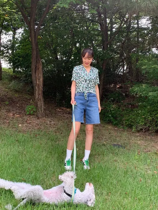 Selain membagikan aktivitas syuting dan hobi bermain golf, Uhm Ji Won juga sering membagikan momen kebersamaan dengan anjing peliharaannya. Ia kerap mengajak hewan kesayangannya itu jalan-jalan di sekitar rumah dan liburan bareng. (Liputan6.com/IG/@umjeewon)