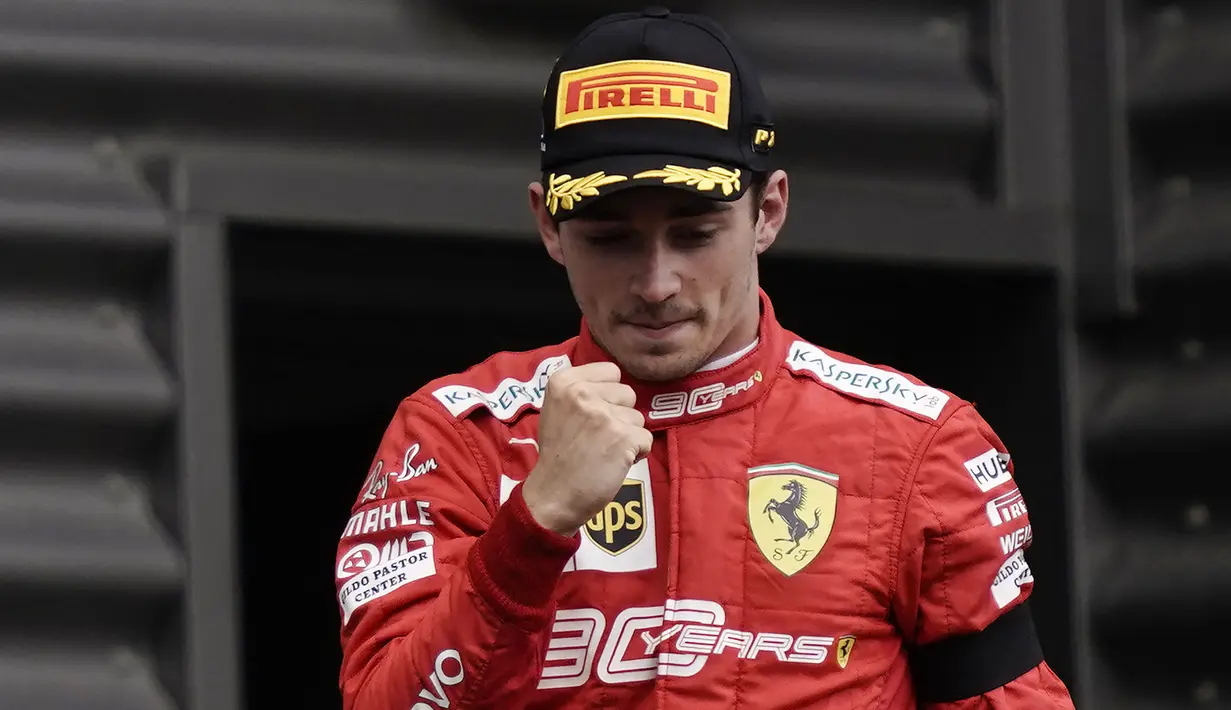 Charles Leclerc pernah meraih kemenangan di Formula 1 GP Belgia pada tahun 2019. Kemenangan tersebut cukup spesial karena ia baru melakoni musim perdananya bersama Ferrari. Meski begitu, perayaan kemenangannya terasa sedikit berbeda. Sebab, di saat bersamaan, dunia balap sedang kehilangan Anthoine Hubert. (AFP/Kenzo Tribouillard)