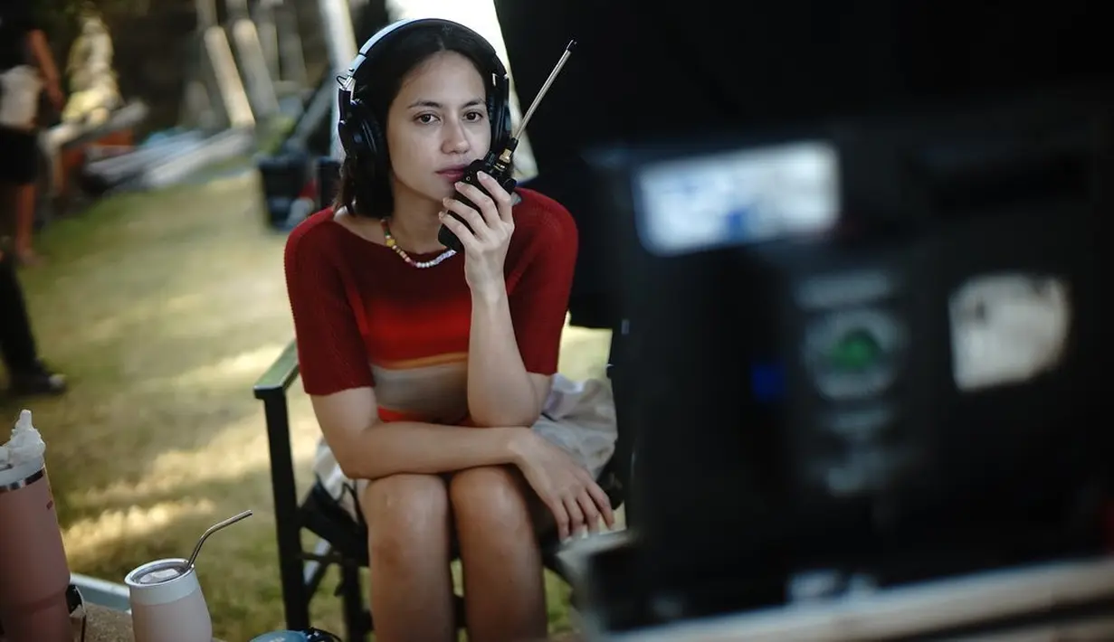 Duduk di kursi sutradara, Pevita Pearce mengarahkan pemain dengan stripe shirt merah [@pevpearce]