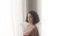 Blouse sederhana dengan nuansa warna senada juga hadirkan kesan modern dan penuh gaya.  [Foto: Instagram/ Mutiarabaswedan]