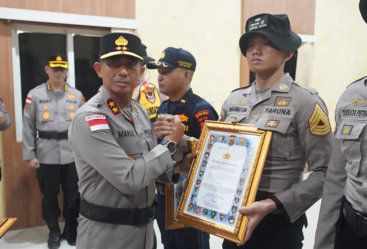 FOTO: Kapolda Aceh Berikan Penghargaan kepada Personel Polri dan Taruna Akpol