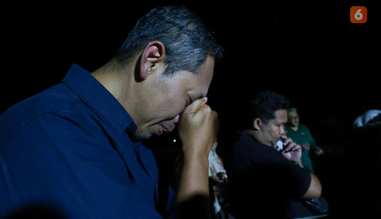 Pemimpin Redaksi Liputan6.com Titis Widyatmoko larut dalam suasana haru saat mengikuti angan berbareng di pinggir dermaga Carita, Pandeglang, Banten, Kamis (17/9/2026). Doa berbareng tersebut dipanjatkan untuk lima wartawan dan tiga kru kapal Arupadhatu 1 nan lenyap kontak di perairan Selat Sunda. (KLY/Budy Santoso)