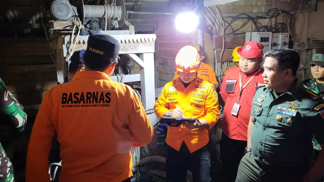 Operasi SAR 8 pekerja terjebak di lubang tambang emas di Banyumas, Jawa Tengah. (Foto: Liputan6.com/Basarnas)