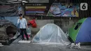 Seorang pengungsi Afghanistan terlihat di antara tenda yang didirikan di trotoar Kawasan Kebon Sirih, Jakarta, Kamis (26/8/2021). Sebanyak 20 pengungsi asal Afghanistan kembali menempati trotoar dengan harapan bisa diterbangkan ke negara lain. (Liputan6.com/Faizal Fanani)
