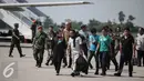 Menlu Retno Marsudi berbincang dengan WNI yang disandera Abu Sayyaf di Lanud Halim Perdanakusuma, Jakarta, Jumat (13/5). Kapal mereka dibajak saat melintas di perairan sekembali dari Filipina menuju Tarakan, Kaltim. (Liputan6.com/Faizal Fanani)