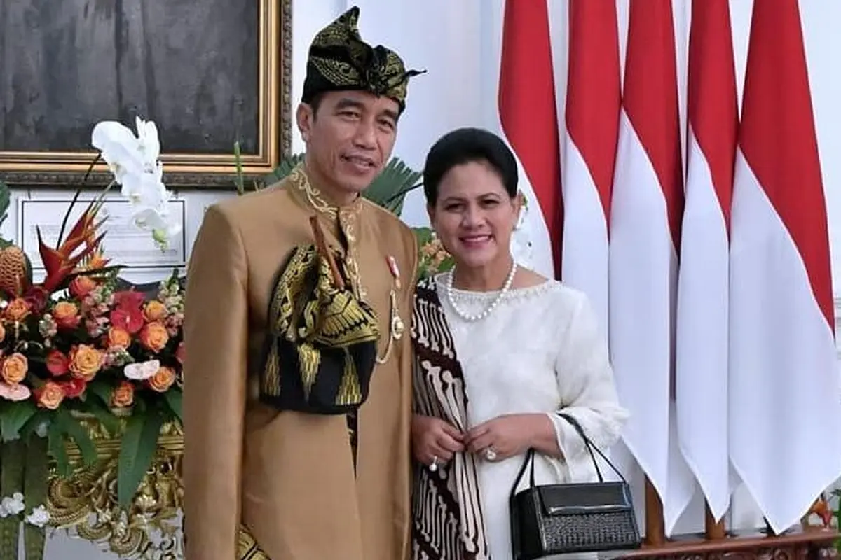 Jokowi dan Iriana menggunakan baju adat/Instagram @jokowi