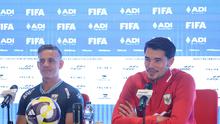 Elkan Baggott bersama pelatih Timnas Indonesia, John Herdman, dalam konferensi pers menjelang laga FIFA Series 2026 di Stadion Utama Gelora Bung Karno, Jakarta, Kamis (26/3/2026). (Bola.com/Muhammad Iqbal Ichsan)