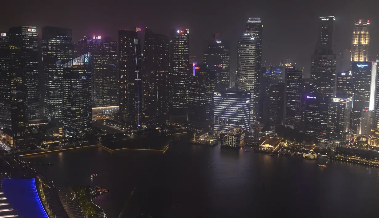 Cakrawala kota Singapura yang diselimuti oleh kabut asap (18/9/2019). Kabut asap dari kebakaran hutan Indonesia menutup ribuan sekolah dan membuat kualitas udara memburuk jelang F1 GP Singapura 2019. (AFP Photo/Mladen Antonov)
