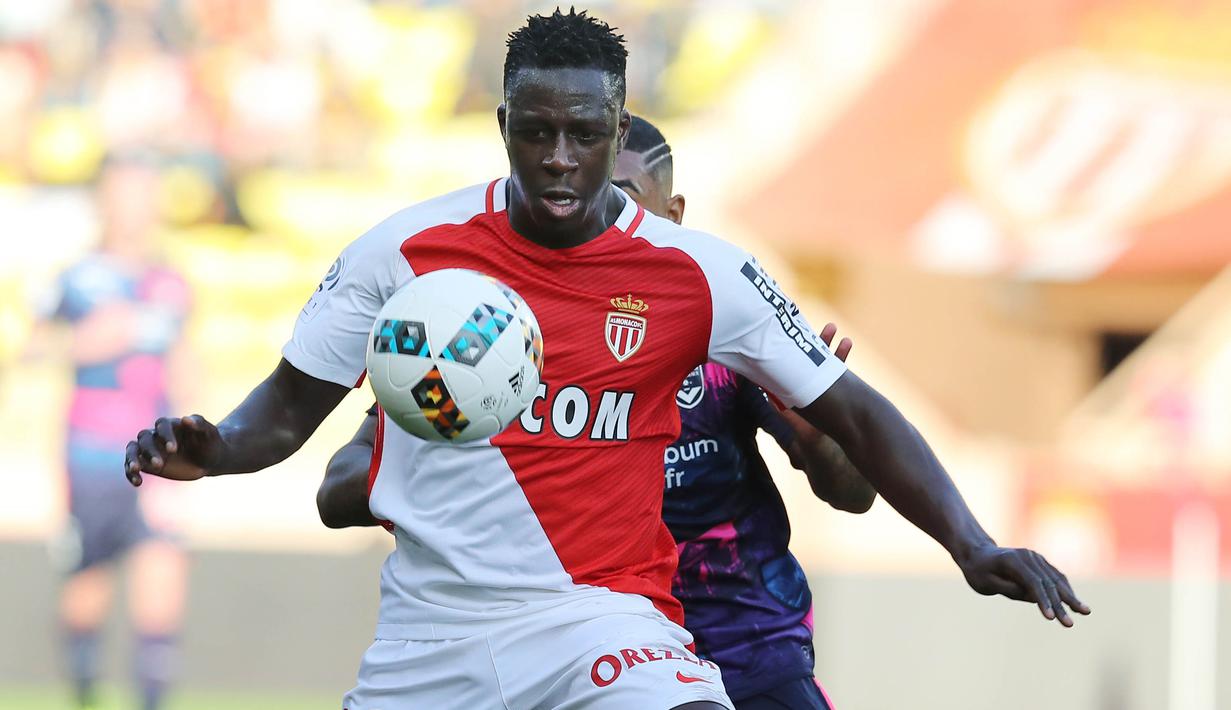 2. Benjamin Mendy (Monaco) -  Bek kiri yang memiliki kemampuan diatas rata-rata ini mampu bermain di sisi kanan maupun kiri. Gaya permainan yang mirip dengan Branislav Ivanovic dan Ashley Cole ini layak menjadi pilihan Mourinho. (AFP/Valery Hache)