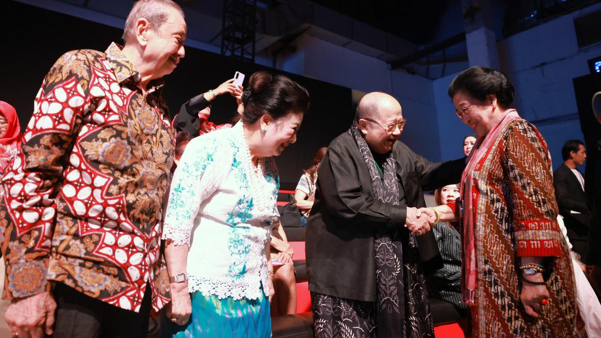 Bercerita Tentang Keragaman Budaya dan Alam, Batik BRIN Sukses Dipamerkan di Plaza Indonesia Fashion Week 2025