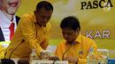 Ketua Umum Partai Golkar Airlangga Hartarto didampingi Sekjen Golkar Lodewijk Freidrich Paulus berbincang disela rapat pleno di DPP Golkar, Jakarta, Senin (29/1). Rapat pleno perdana ini dipimpin langsung oleh Airlangga. (Liputan6.com/Johan Tallo)