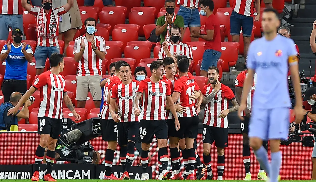 Di awal babak kedua, Athletic Bilbao mngejutkan Barcelona. Pada menit ke-50, Inigo Martinez berhasil membawa Bilbao unggul 1-0 usai sundulannya mengoyak gawang Barcelona hasil umpan tendangan sudut Iker Muniain. (Foto: AFP/Ander Gillenea)