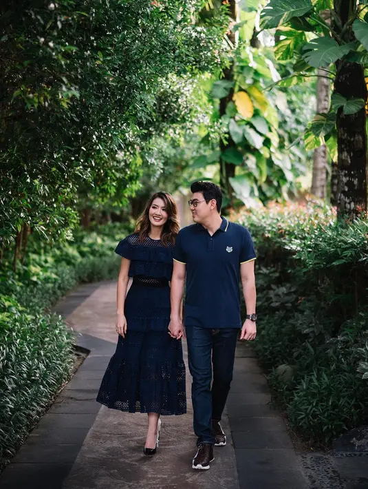 "Saya memang impiannya dulu lima benua sebelum usia 50 tahun. Alhamdulillah Asia, Afrika, Amerika, Australia, sama Eropa itu sudah selesai. Cuma kalau benua yang es semua belum, pengin, pengin banget," jelasnya. (Instagram/asty_ananta)