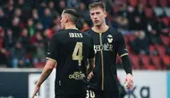 Jay Idzes (kiri) bersama rekan setimnya di Venezia dalam sebuah pertandingan Serie B 2023/2024. (Bola.com/Instagram Venezia)