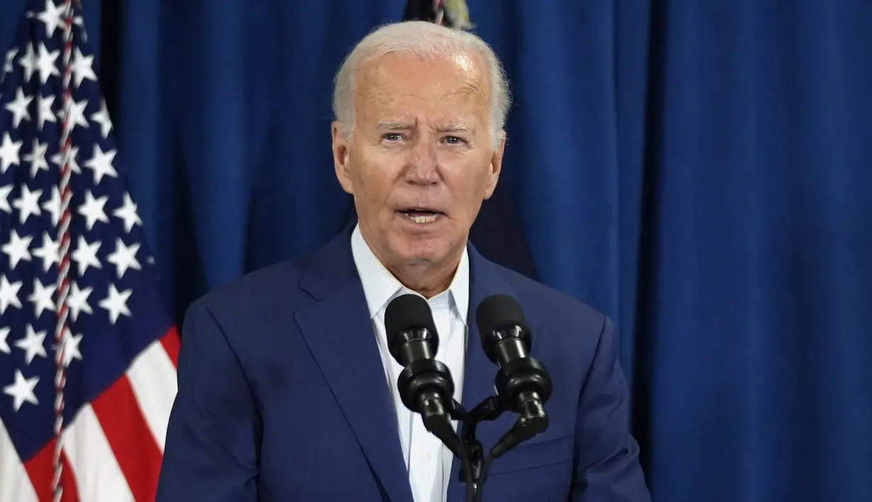 Biden juga terus mendapat pengarahan dari para pejabat mengenai kondisi Trump maupun penanganan kasus ini.  (AP Photo/Manuel Balce Ceneta)