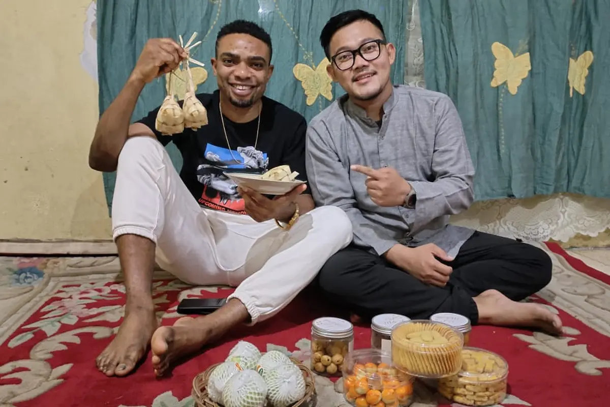 Osas Saha berburu ketupat lebaran dengan mengunjungi rumah Aziz Arriadh, jurnalis televisi swasta nasional.