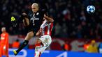 Pemain Paris Saint Germain (PSG) Kylian Mbappe berebut bola dengan pemain Red Star Belgrade Filip Stojkovic saat bertanding pada Grup C Liga Champions di Beograd, Serbia, Selasa (11/12). PSG menang dengan skor 4-1. (AP Photo/Darko Vojinovic)