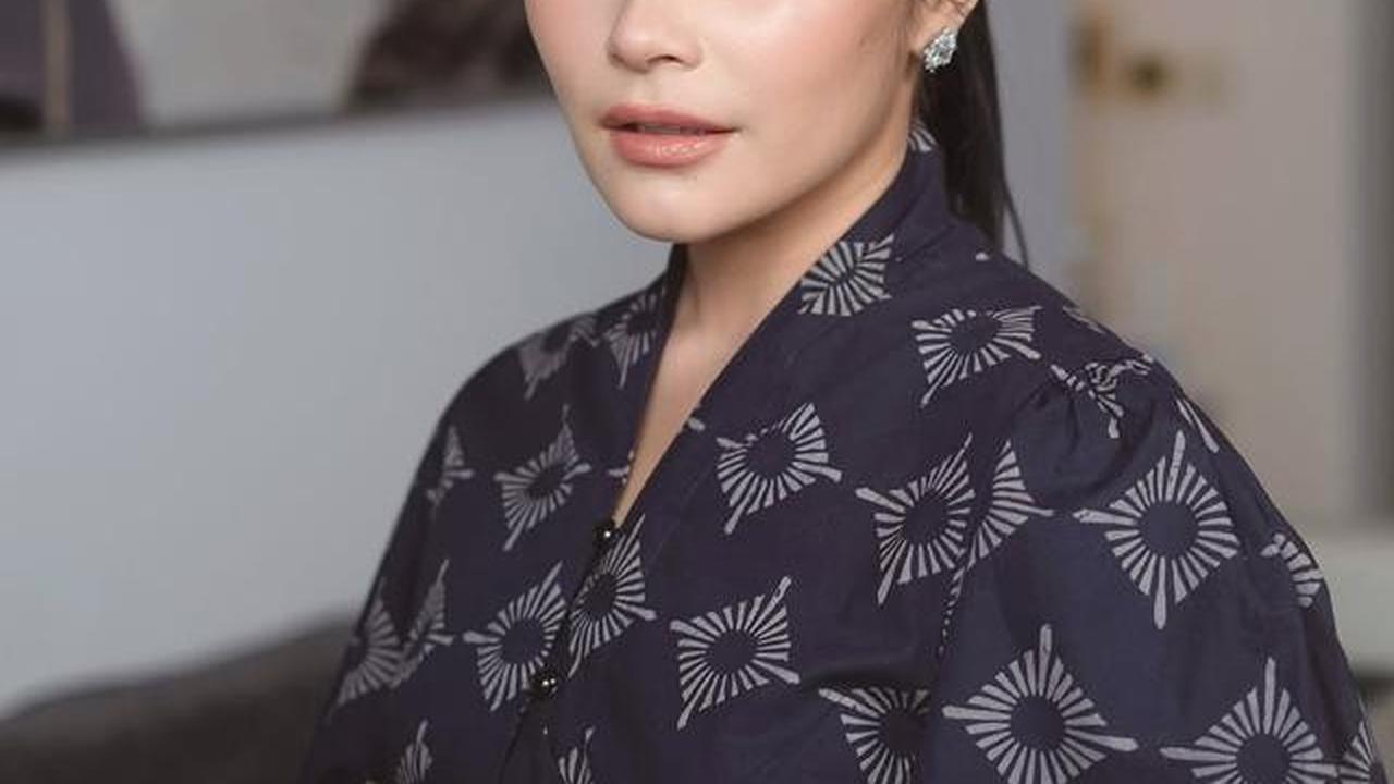 Gaya Berbatik Prilly Latuconsina, Modern dan Elegan dengan Sentuhan Tradisional